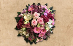 Roze modern rouwstuk